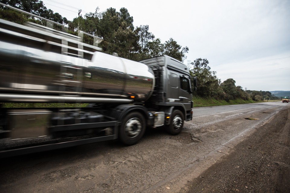 Trecho da PR-280, na ligação entre Sul e Sudeste do Paraná, está em condições precárias e é muito usado para escoamento da safra. | Brunno Covello/Gazeta do Povo