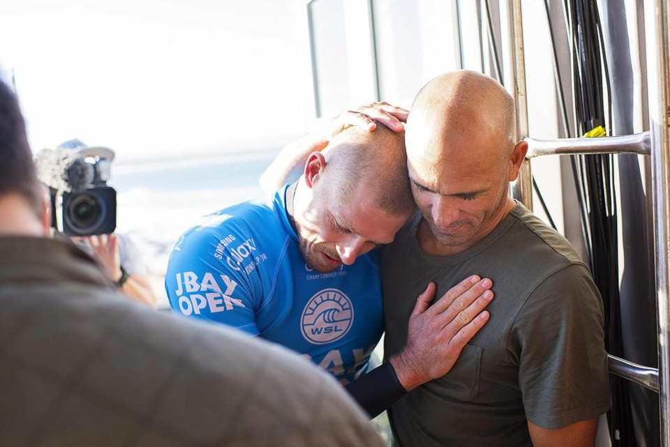 Emocionado, Fanning abraça o veterano Kelly Slater depois de ser atacado pelo tubarão | KIRSTIN SCHOLTZ- WSL/EFE