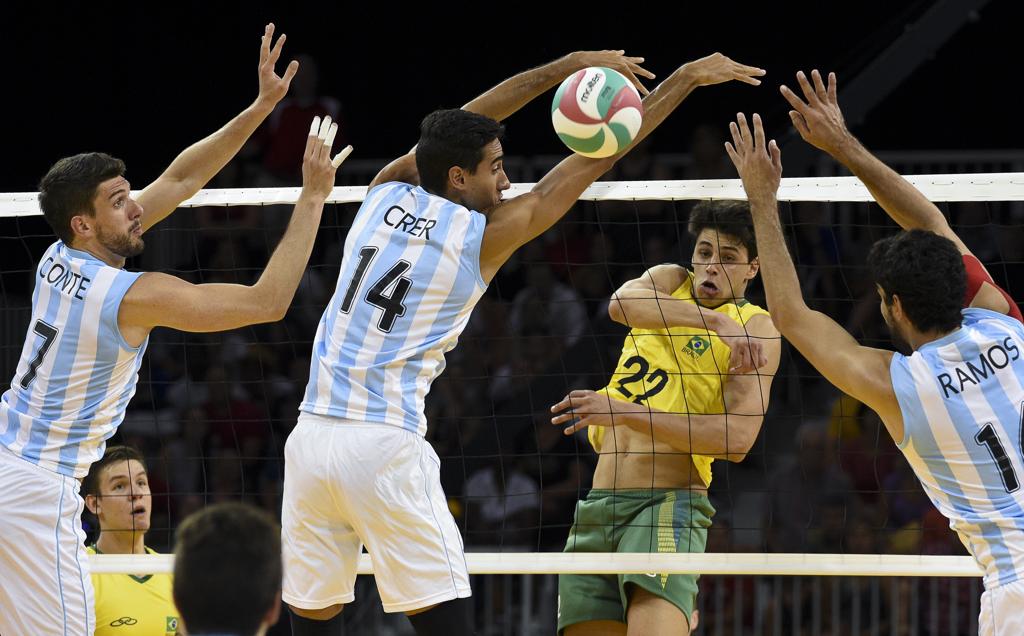 Otavio Henrique, do Brasil, no jogo com Argentina no vôlei masculino. | Washington Alves/Exemplus/COB/Washington Alves/Exemplus/COB