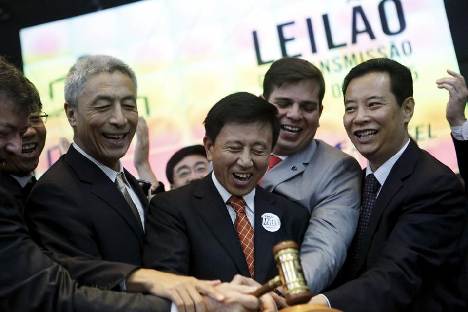 Executivos chineses da State Grid comemoram vitória da empresa no leilão | Nacho Doce/Reuters