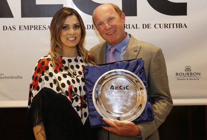 O empresário Geninho Thomé com a mulher, Fernanda Thomé, no concorrido almoço em que ele recebeu o título Personalidade Aecic, ontem, no Graciosa Country Club | Foto: Valterci Santos