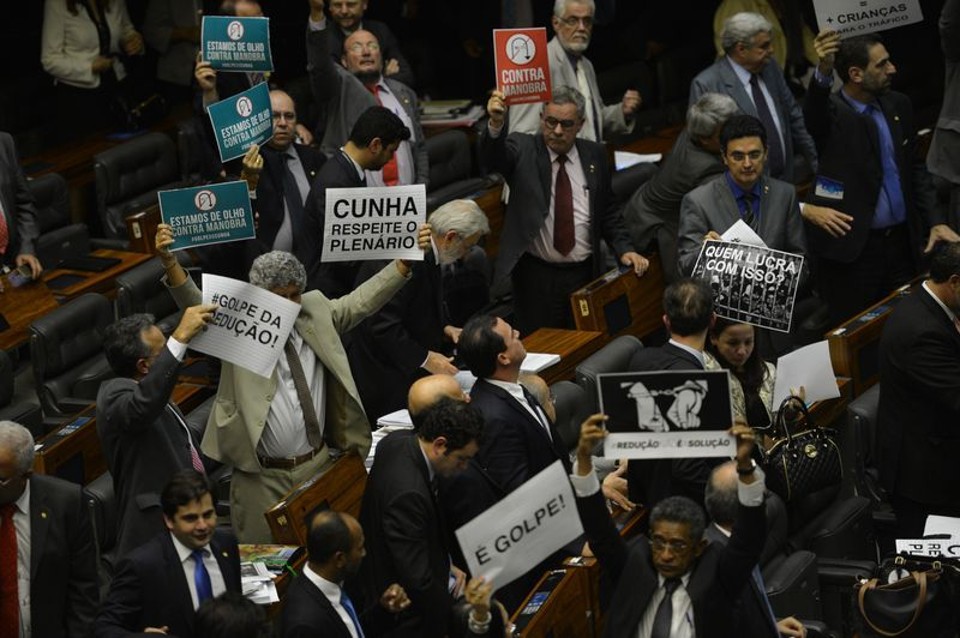 Deputados da oposição questionam manobra de Cunha para aprovar a redução da maioridade penal. | Fabio Rodrigues Pozzebom/Agência Brasil