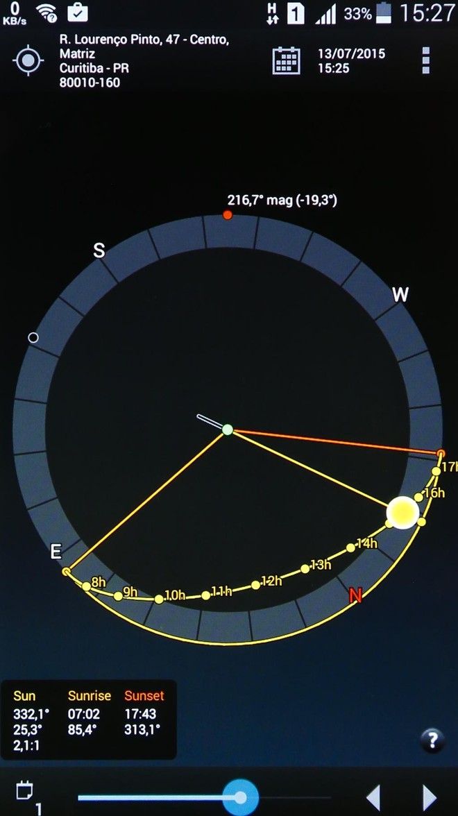 Os aplicativos funcionam como uma ferramenta que ajuda quem vai comprar ou alugar um imóvel a descobrir os pontos da residência que recebem sol de acordo com o horário do dia. Os programas mostram por meio de uma bússola plana com um arco o “caminho” que o sol percorre ao longo do dia. As informações sobre as posições solares são cruzadas com a da localização do celular. O Sun Seeker (pago, US$ 9,99) está disponível para iOS, enquanto o Sun Surveyor Lite (gratuito) pode ser utilizado no sistema Android. | Hugo Harada/Gazeta do Povo
