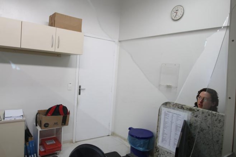 O acrílico quebrado pelo pedreiro ainda não havia sido reposto pela administração do hospital | Roberto Custódio/Jornal de Londrina