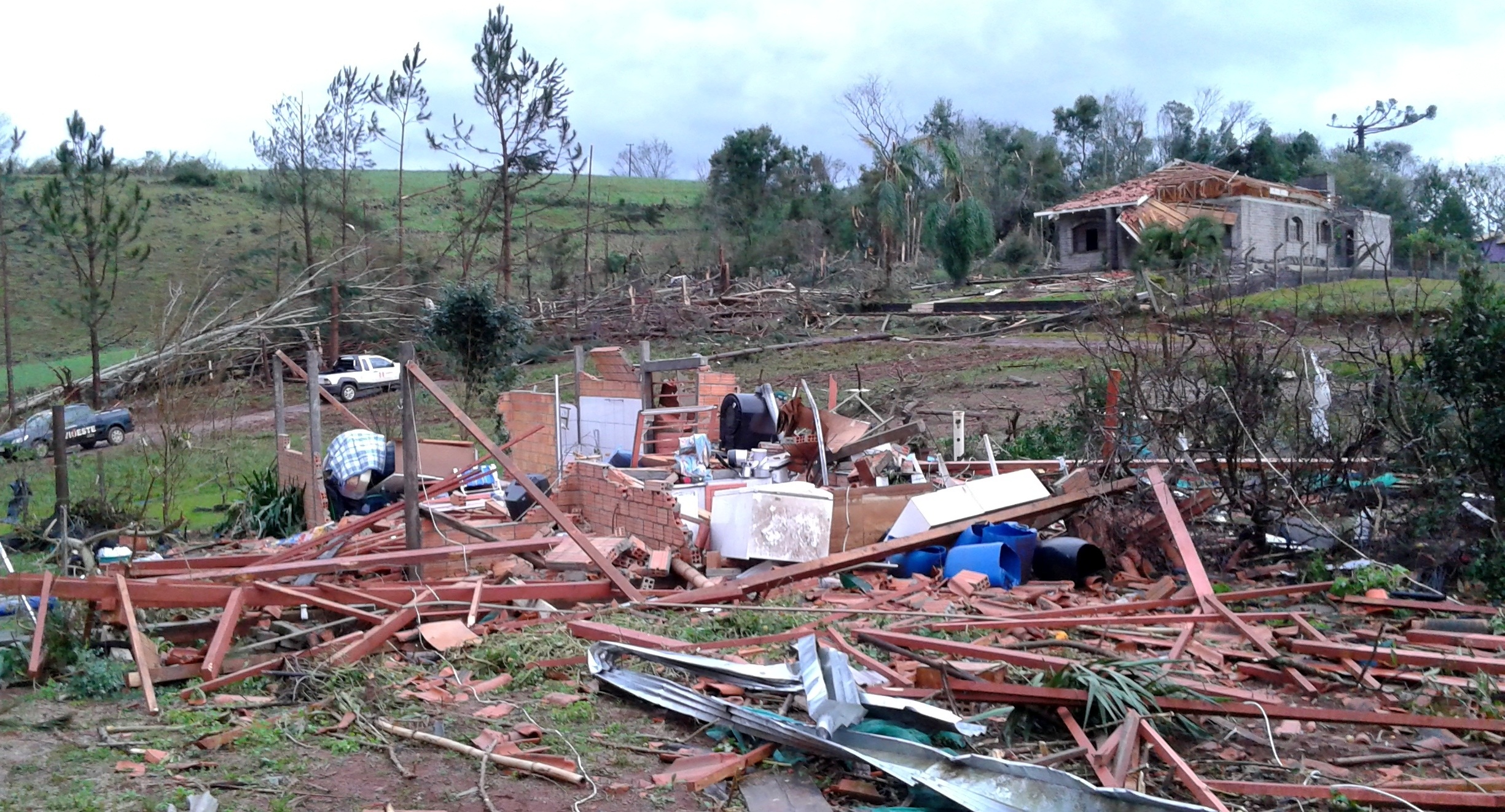 Francisco Beltrão, no Sudoeste do Paraná, foi uma das duas cidades da região a ser atingida por um tornado na noite de segunda-feira (13). Prejuízos chegam a R$ 5 milhões. | Leandro Czerniaski/Picasa/PMFB