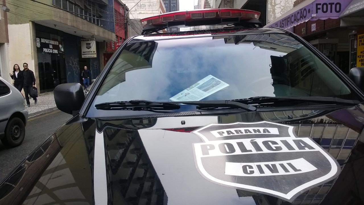 Viatura traz presos na operação, batizada de Quadro Negro, ao Nurce, no Centro de Curitiba | Aniele Nascimento/Gazeta do Povo