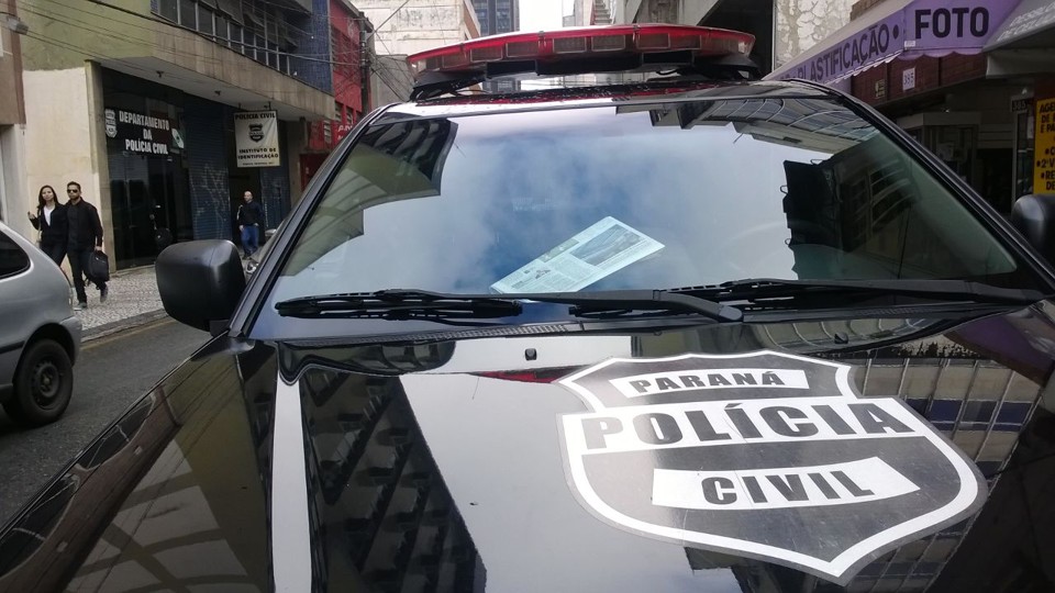 Viatura traz presos na operação, batizada de Quadro Negro, ao Nurce, no Centro de Curitiba | Aniele Nascimento/Gazeta do Povo
