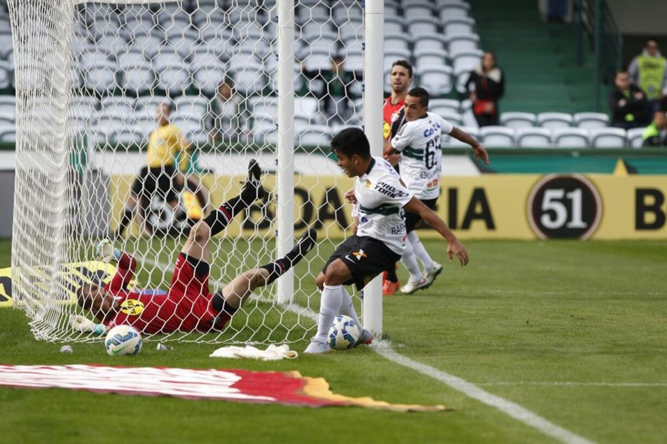 Rafhael Lucas perdeu a melhor chance do jogo. | Daniel Castellano/Gazeta do Povo
