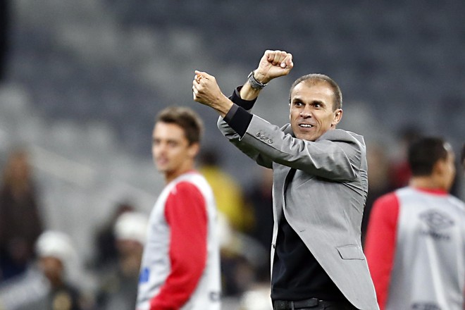 Treinador atleticano vibrou como um torcedor com a vitória sobre o São Paulo. | Albari Rosa/Gazeta do Povo