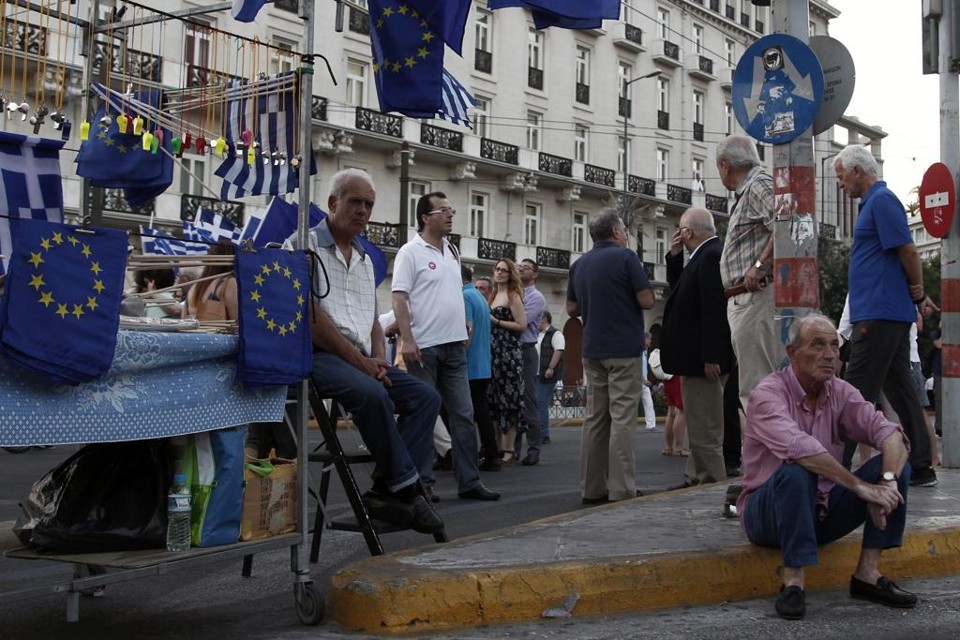 O Eurogrupo, formado pelos ministros das finanças dos países da moeda única europeia, vai se reunir neste sábado para discutir o documento grego | Alexandros Vlachos/EFE