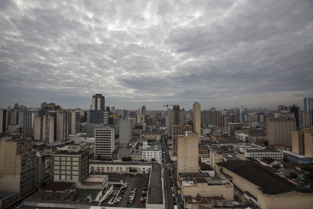 Previsão para o estado é de chuva duradoura no fim de semana. | Brunno Covello/Gazeta do Povo