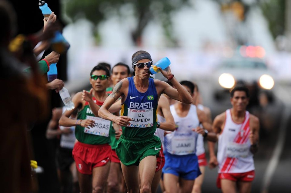 O favorito Franck Caldeira sentiu fortes dores na coxa e abandonou a prova. | Pool Photo/USA Today Sports