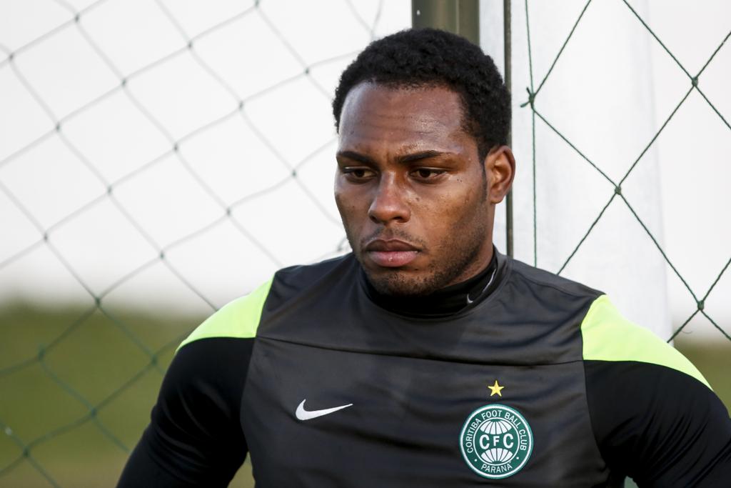 Luccas Claro não deve deixar o Coritiba neste ano. Clube garante que trará outro zagueiro | Henry Milleo/Gazeta do Povo