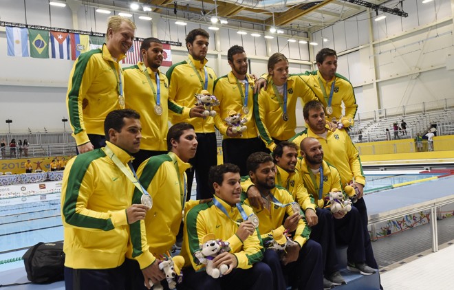 O polo aquático masculino pendurou a medalha de prata no pescoço. | Eric Bolte/USA Today Sports