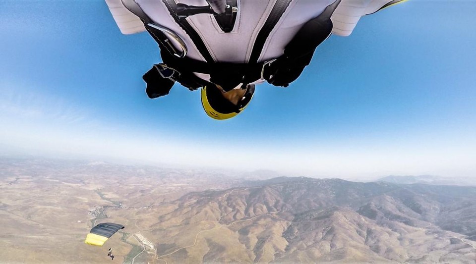 Fernando Monteiro Gonçalves praticava o wingsuit, modalidade em que um traje especial ajuda o atleta a planar e reduzir a velocidade na queda livre. | Reprodução/Facebook