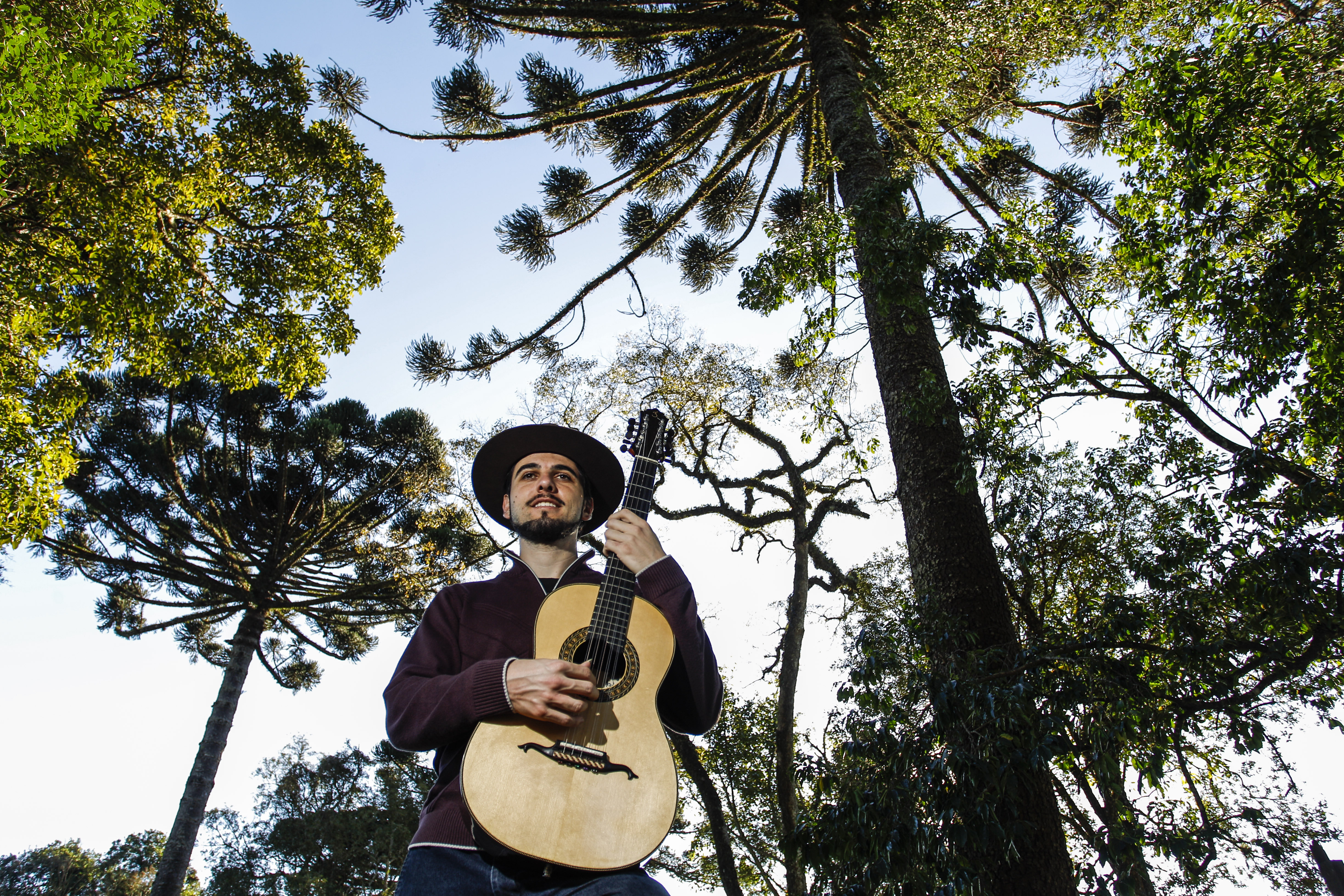 Músico mistura elementos tradicionais das diversas vertentes que compõem a música regional paranaense. Inspiração surgiu em viagens ao interior da Argentina e da Bolívia. | Daniel Castellano / Gazeta do Povo