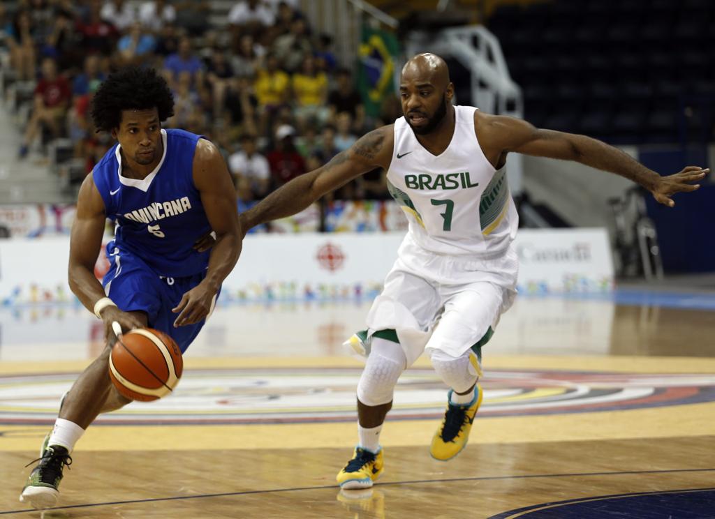 Fortuna e Larry Taylor durante a dura vitória do Brasil sobre a República Dominicana em Toronto. | Orlando Barría/EFE/Orlando Barría
