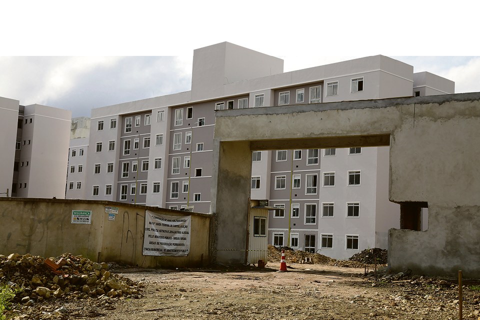 Condomínio Parque das Nações, em São José dos Pinhais, foi embargado pela Justiça e preocupou futuros moradores. Por ora, decisão foi revertida, mas clientes têm de se manter alertas. | Ivonaldo Alexandre/Gazeta do Povo
