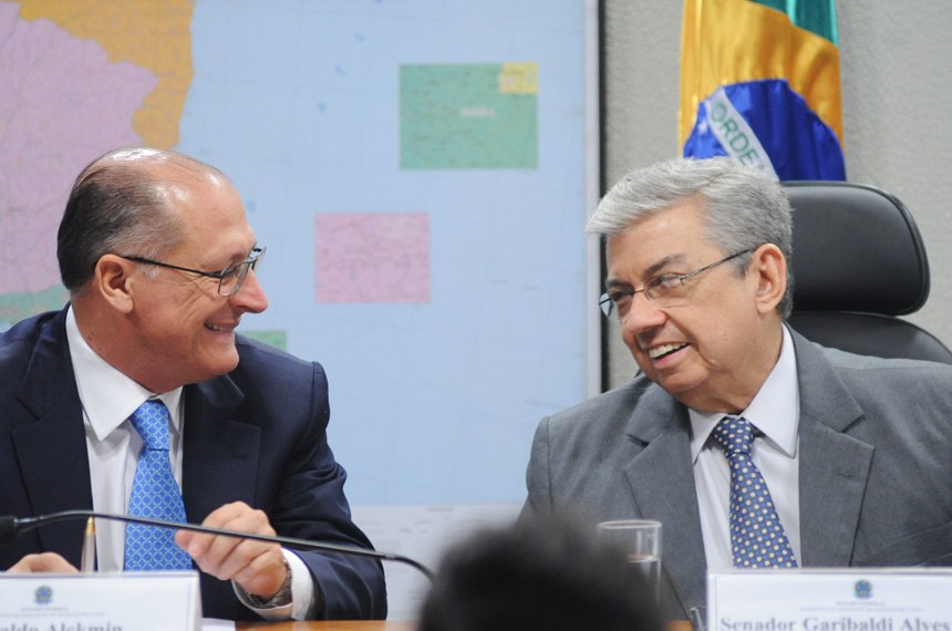 Alçkmin (esq.)com Garibaldi Alves: passagem pelo Senado e afagos de Aécio Neves. | Pedro França/Agência Senado