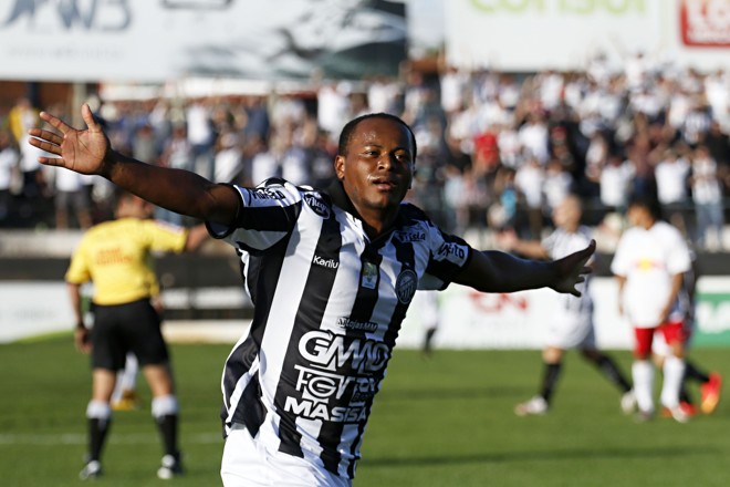 Atacante Joelson comemora primeiro gol da vitória do Operário sobre o Red Bull. | Josue Teixeira/Gazeta do Povo