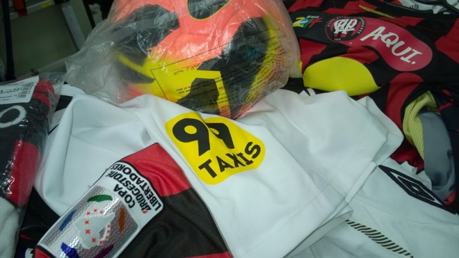 Entre as camisas, modelos do ano passado com escudo de Libertadores e alusão à Copa junto à atual, com patrocínio da 99 Táxis. | Eduardo Luiz Klisiewicz/Gazeta do Povo