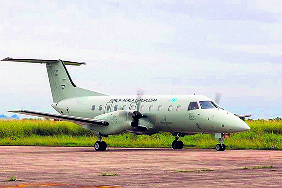 Avião da FAB posou em Curitiba trazendo o bebê de 10 meses na noite de sábado (18) | Divulgação/Força Aérea Brasileira