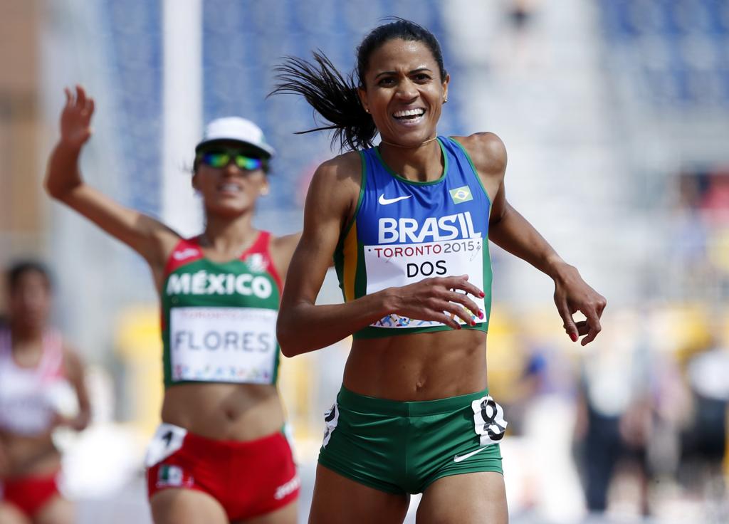 Juliana Gomes sorri ao cruzar a linha de chegada | Erich Schlegel/USA Today Sports