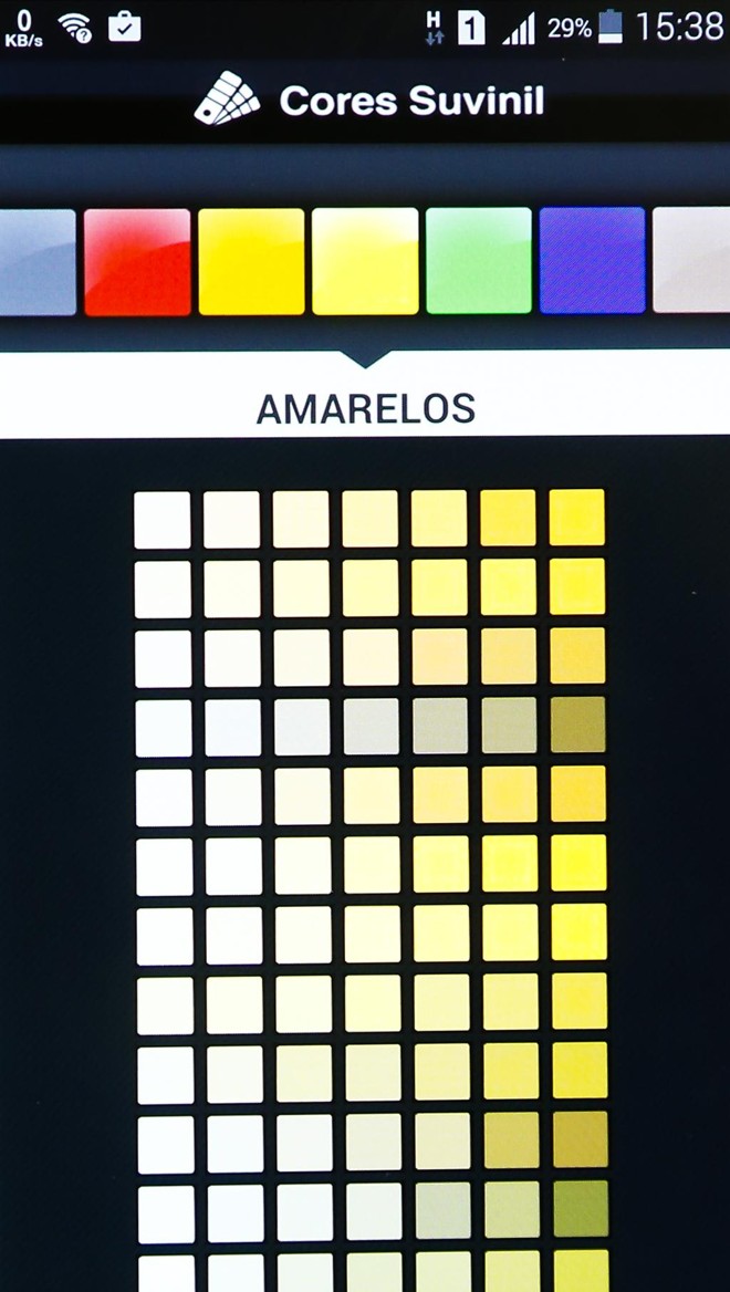 CORES - Os apps Suvinil Cores e ColorSnap (Sherwin Williams) auxiliam no processo da escolha das cores para pintar as paredes. Com eles, o usuário pode fotografar uma cor de que gosta e localizar o tom correspondente na cartela de tintas das marcas. O Coral Visualizer, por sua vez, permite simular como a cor ficará no ambiente – por meio de fotografias –, além de salvar e compartilhar os arquivos. Os aplicativos são gratuitos e estão disponíveis para sistemas Android e iOS. | Hugo Harada/Gazeta do Povo