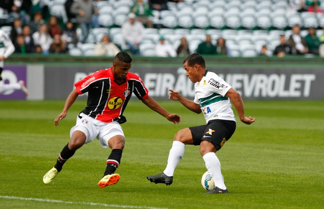 Marcos Aurélio em disputa com o ex-atleticano Mario Sérgio. | Foto: Daniel Castellano/Gazeta do Povo