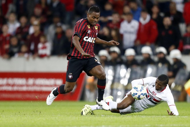 Nikão voltou a ter papel importante: foi dele a assistência para o primeiro gol | Foto: Albari Rosa/Gazeta do Povo