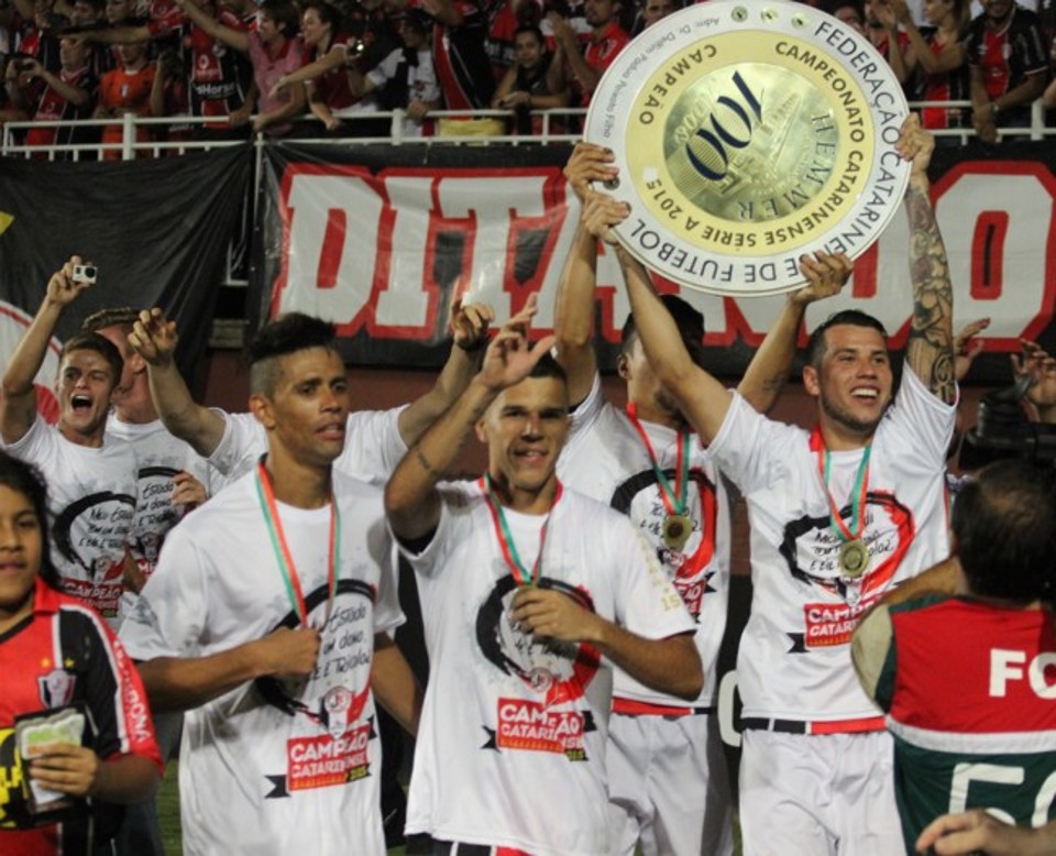 Jogadores do Joinville levantam o troféu que foi roubado na sede do clube: STJD decidiu que o título é do Figueirense. | Reprodução Joinville/