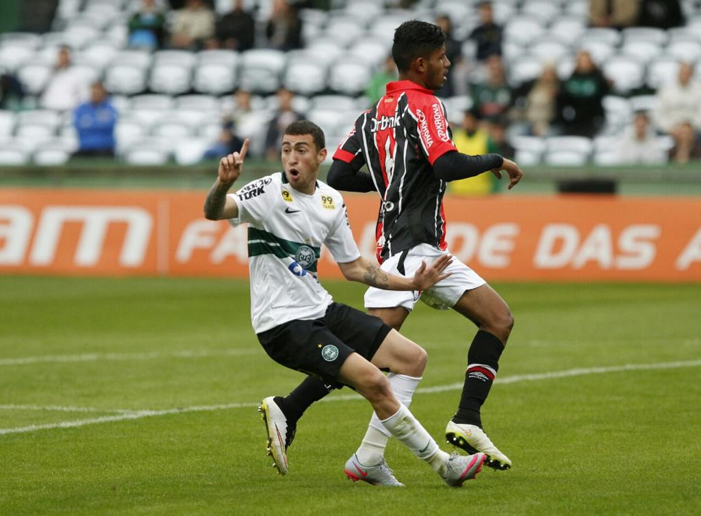 Paulinho perdeu boa chance de gol no segundo gol do Coxa. | Daniel Castellano/Gazeta do Povo