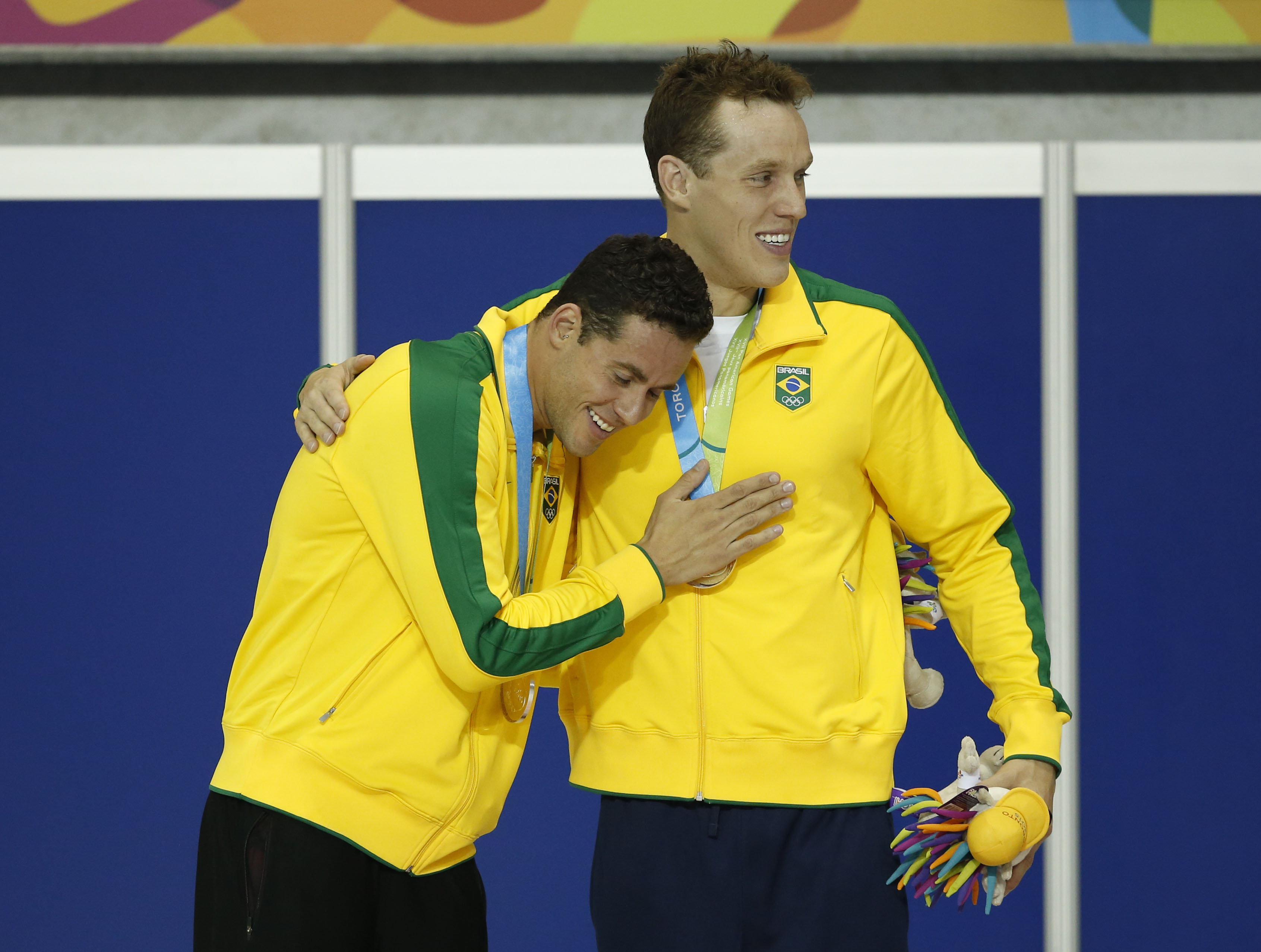 Thiago Pereira abraça Henrique Rodrigues: dobradinha nos 200 m medley. | Erich Schlegel/USA Today Sports
