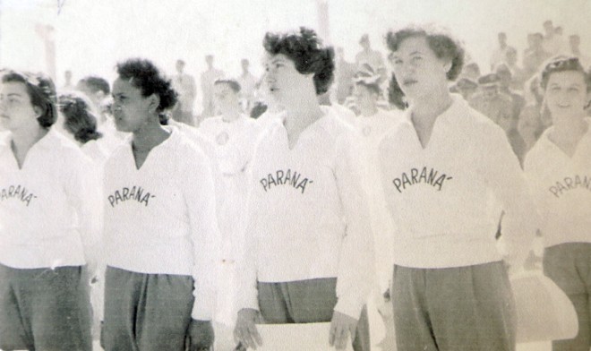 Selma com a camisa da Seleção de Basquete do Paraná. Registro dos anos 1950, sem data. O nome “Selma” teria sido adotado para despistar a vigilância paterna, que não fazia gosto da carreira de esportista da filha. | Felipe Rosa/TRIBUNA DO PARANA/Reprodução acervo Iverly Lour