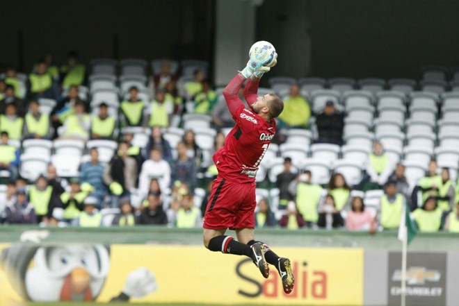Goleiro Agenor, do Joinville, foi o melhor jogador da partida. | Foto:Daniel Castellano/Gazeta do Povo
