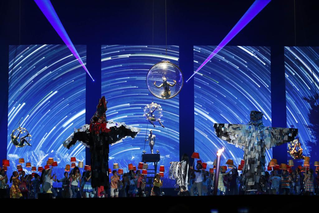 O Cirque du Soleil fez um espetáculo com muitas luzes, em que os atletas foram representados como uma metáfora da vida. | Rob Schumacher/USA Today Sports