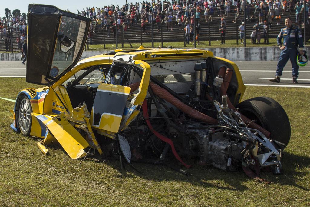 Carro de Thiago Camilo foi atingido na parte traseira pelos carros de Felipe Fraga e Raphael Matos. | Marcelo Andrade/Gazeta do Povo