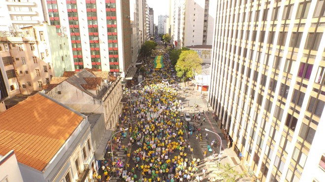 A estimativa é de cerca de 60 mil pessoas nas ruas em Curitiba, | Robert Leh/Gazeta do Povo/ Monarca Imagens