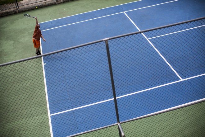 A quadra de tênis faz parte de complexo do Centro de Esporte e Lazer Xaxim, que funciona atrás da Escola Municipal Francisco Derosso. | Brunno Covello/Gazeta do Povo
