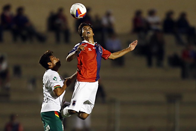 Lateral Ricardinho briga pela bola na partida do Paraná contra o Sampaio Corrêa. | Albari Rosa/Gazeta do Povo