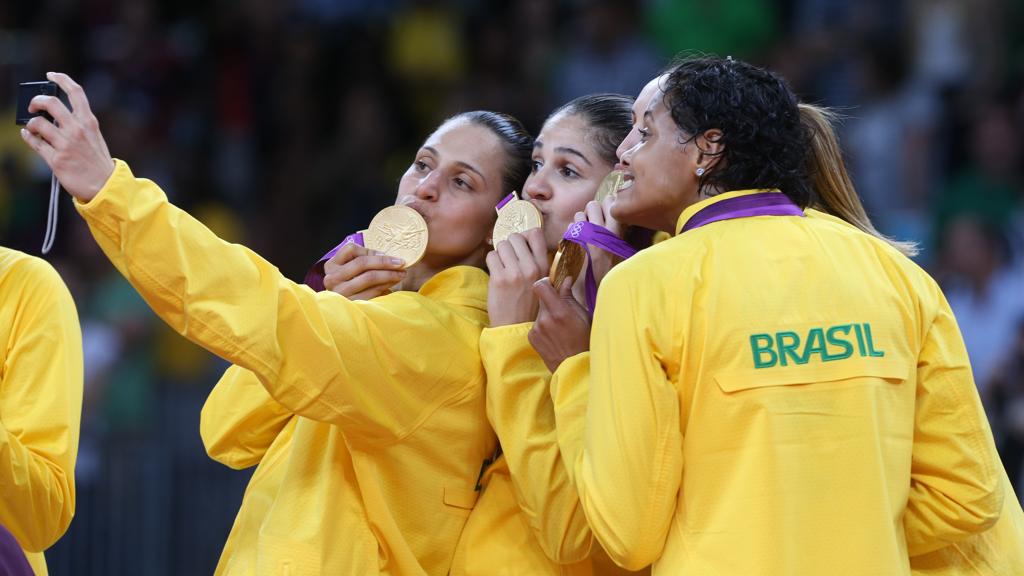 Para comemorar o bicampeonato olímpico, um selfie com câmera digital (no tempo em que ninguém usava o termo selfie). | Daniel Castellano/ Gazeta do Povo