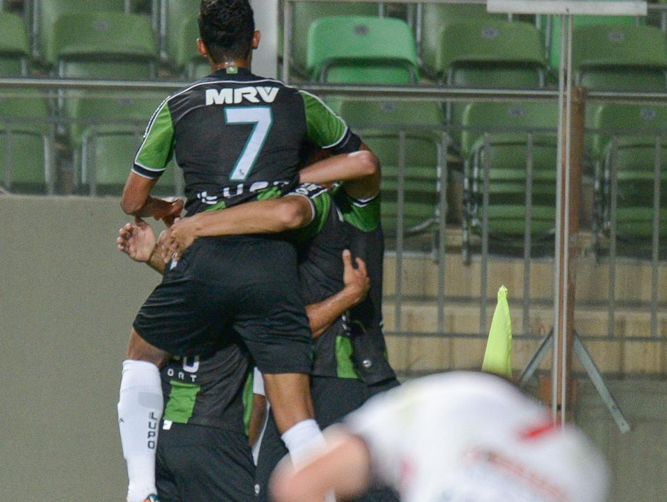 Paraná não conseguiu finalizar e viu o América-MG vencer no Independência. | André Yanckous/Agif/Folhapress