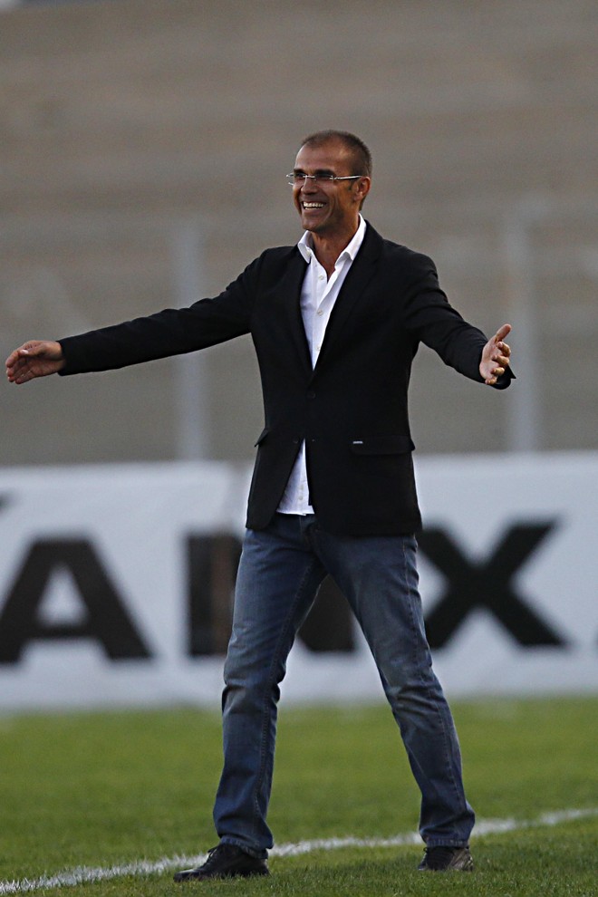Blazer com jeans, os primeiros passos de um Milton Mendes mais fashion. | Albari Rosa/Gazeta do Povo