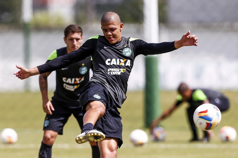 Walisson Maia deve formar trio de defesa com Rafael Marques e Leandro Silva. | Brunno Covello/Gazeta do Povo