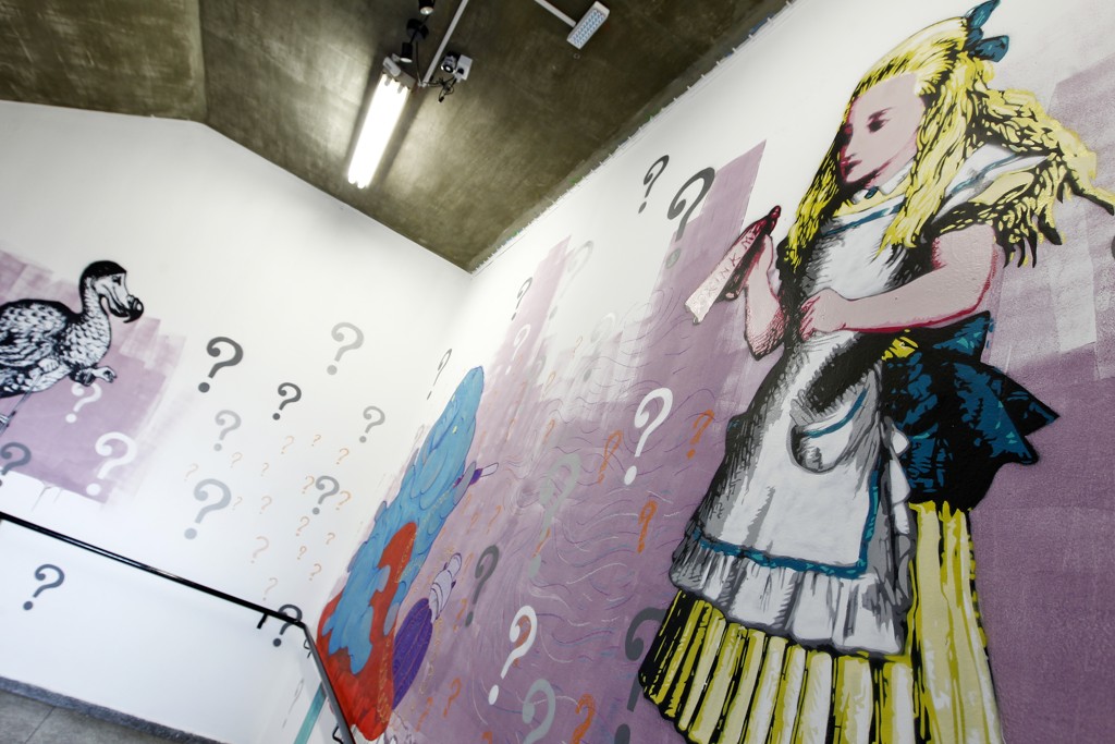 Os artistas Olho Wodzynskie Etti Pellizzari recriaram o universo de Alice bom base nos primeiros desenhos da obra, de autoria do  ilustrador inglês John Tenniel.