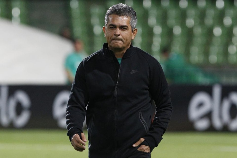 Ney Franco traçou a estratégia de poupar os titulares para cansar os gremistas para domingo. | Daniel Castellano/Gazeta do Povo