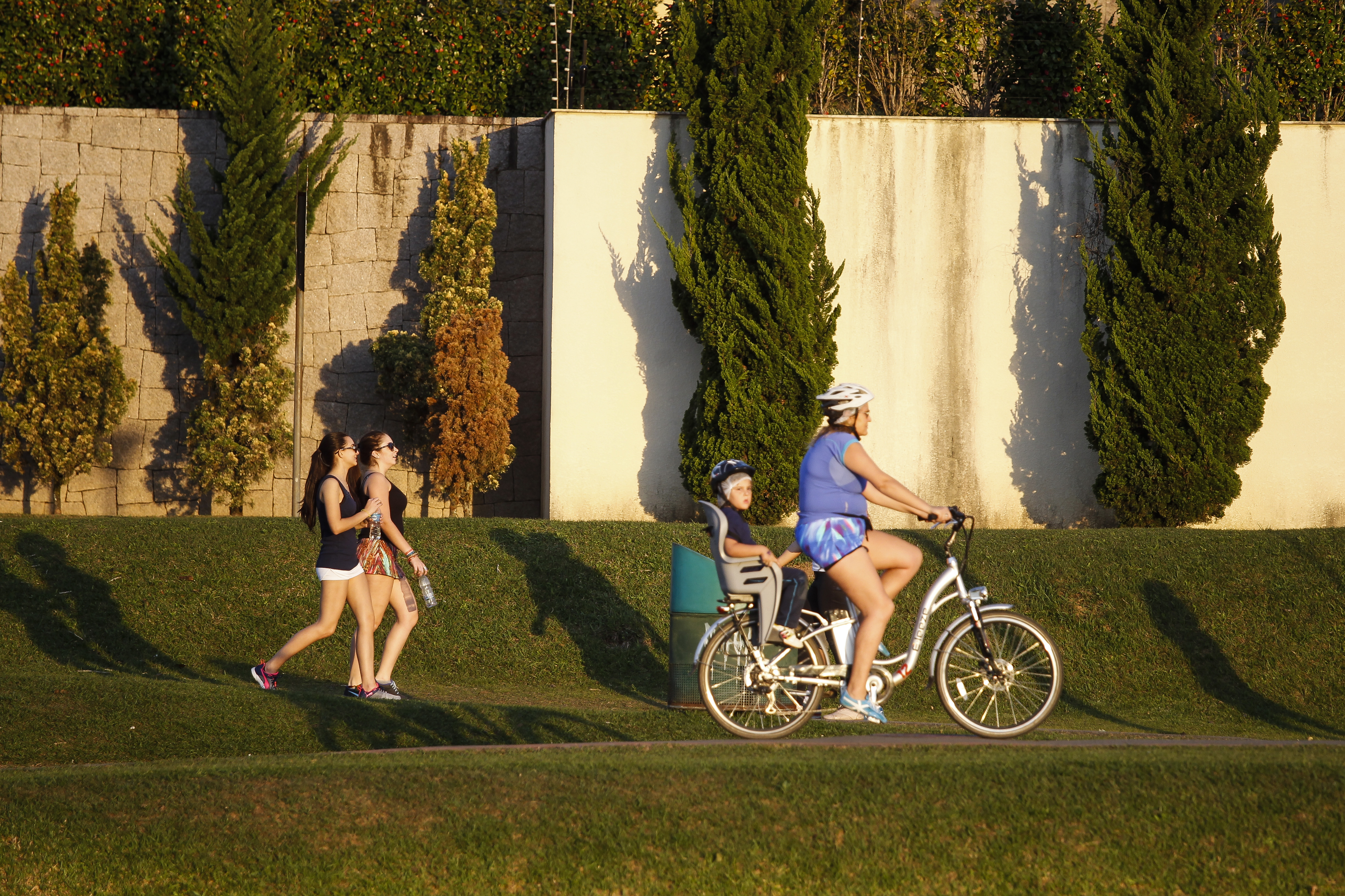 Com os dias de temperatura alta, as pessoas aproveitaram para fazer atividades ao ar livre. | Daniel Castellano/Gazeta do Povo