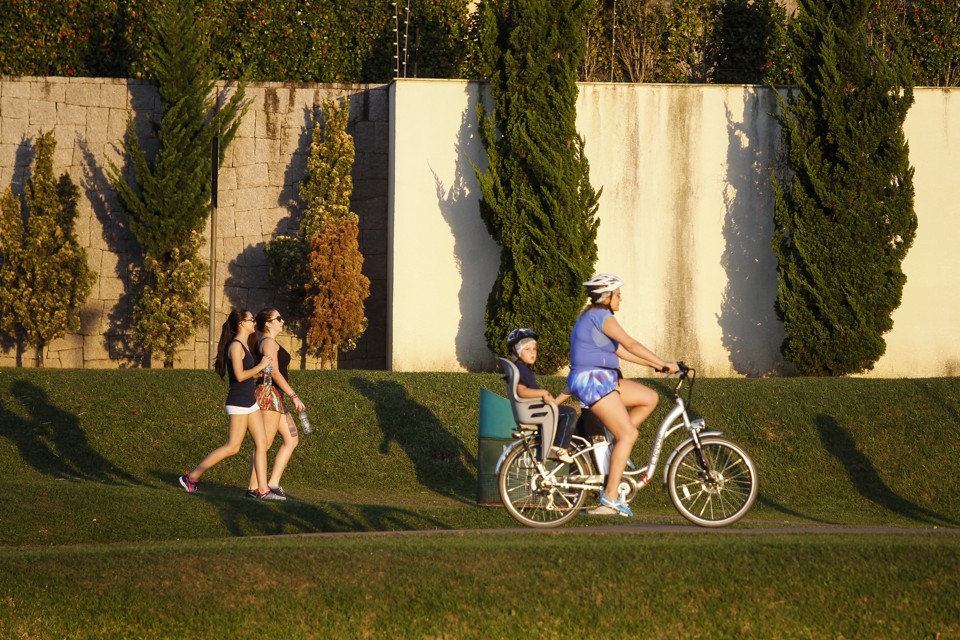 Com os dias de temperatura alta, as pessoas aproveitaram para fazer atividades ao ar livre. | Daniel Castellano/Gazeta do Povo