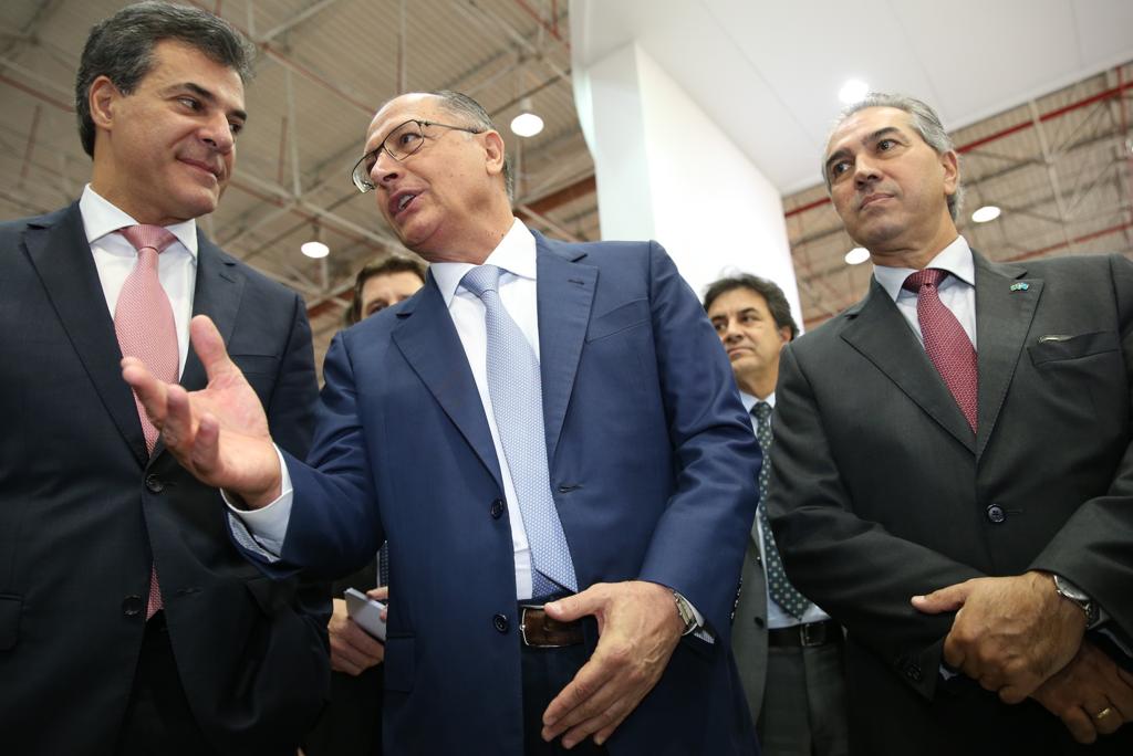 Beto Richa com Geraldo Alckmin em evento em São Paulo: governadores tucanos tiveram uma reunião prévia para elaborar a pauta que levariam à presidente Dilma. | Eduardo Knapp/Folhapress