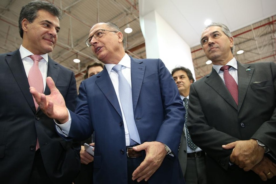 Beto Richa com Geraldo Alckmin em evento em São Paulo: governadores tucanos tiveram uma reunião prévia para elaborar a pauta que levariam à presidente Dilma. | Eduardo Knapp/Folhapress